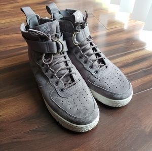 NIKE SF AIR FORCE 1 MID

GUNSMOKE, GREY & WHITE